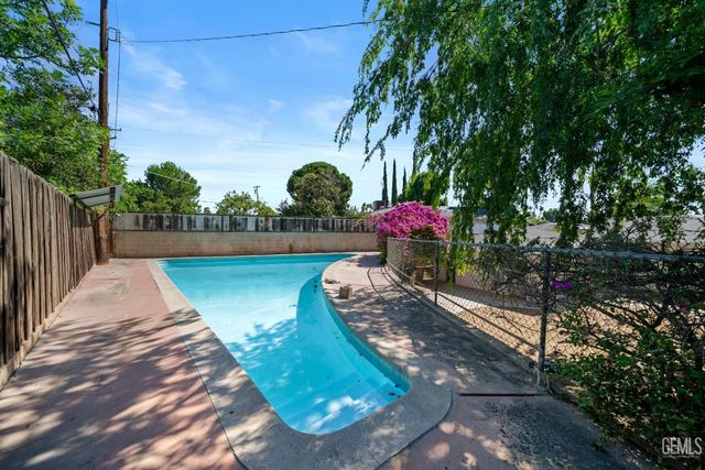 1800 Country Club Drive, Bakersfield, CA 93306