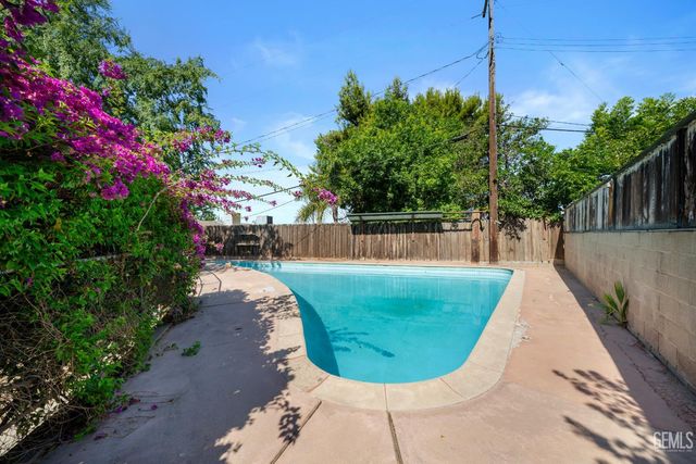 1800 Country Club Drive, Bakersfield, CA 93306