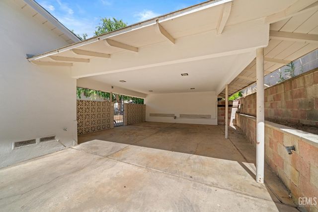 1800 Country Club Drive, Bakersfield, CA 93306
