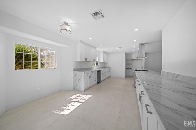 1800 Country Club Drive, Bakersfield, CA 93306