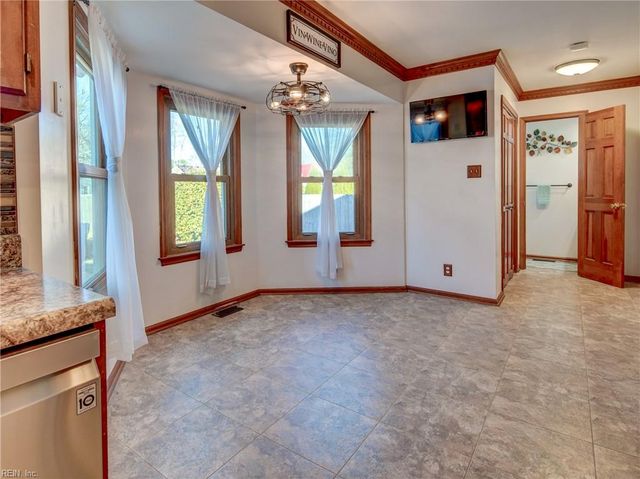 658 Blackthorne DR, Chesapeake, VA 23322