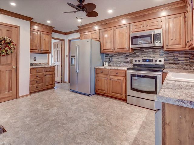 658 Blackthorne DR, Chesapeake, VA 23322