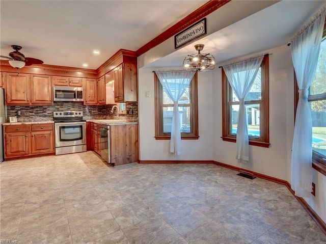 658 Blackthorne DR, Chesapeake, VA 23322