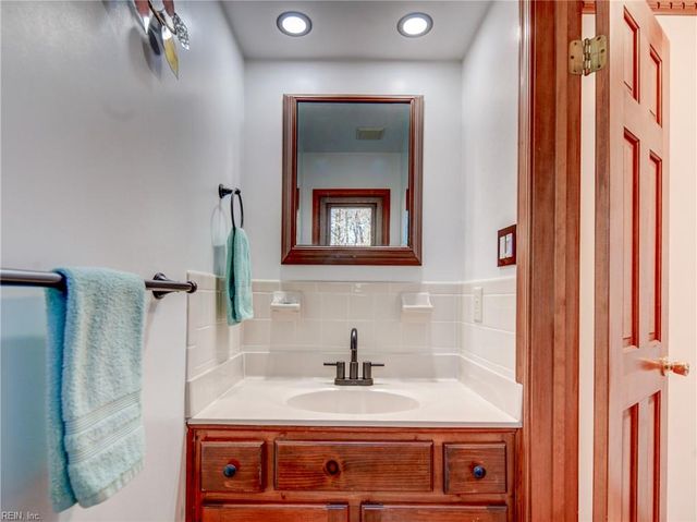 658 Blackthorne DR, Chesapeake, VA 23322