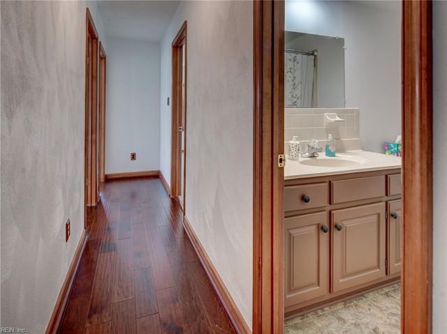 658 Blackthorne DR, Chesapeake, VA 23322