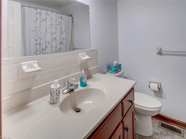 658 Blackthorne DR, Chesapeake, VA 23322