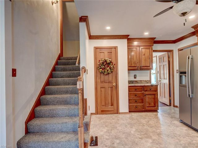 658 Blackthorne DR, Chesapeake, VA 23322