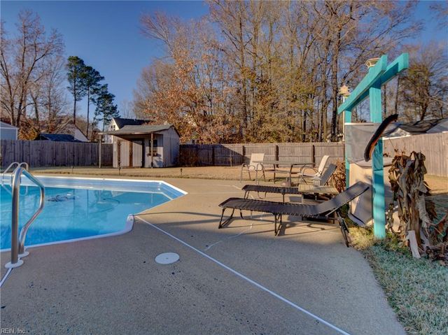 658 Blackthorne DR, Chesapeake, VA 23322