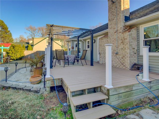 658 Blackthorne DR, Chesapeake, VA 23322