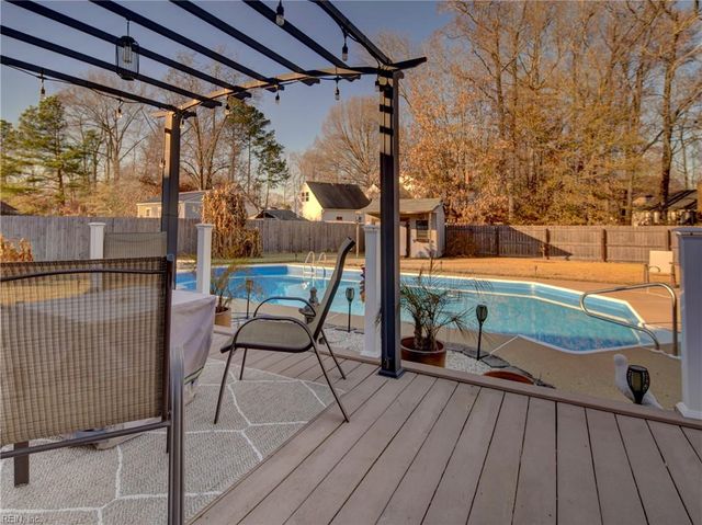 658 Blackthorne DR, Chesapeake, VA 23322