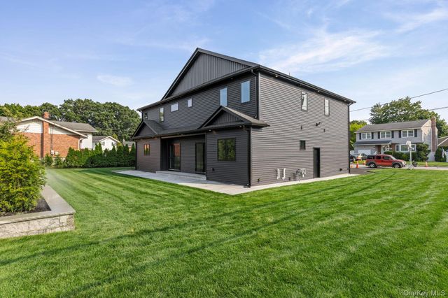 555 Marian Court, East Meadow, NY 11554