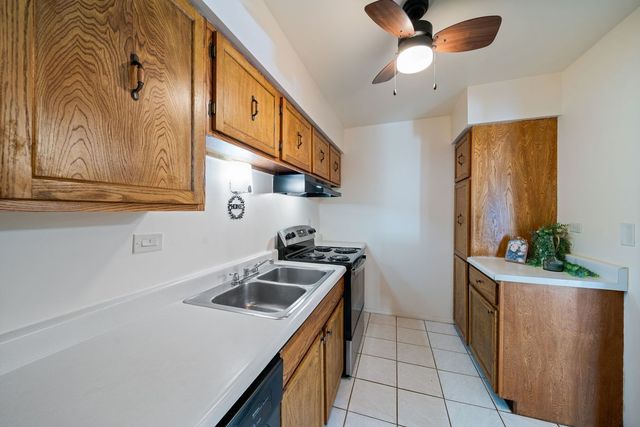 826 E Old Willow Road 103, Prospect Heights, IL 60070