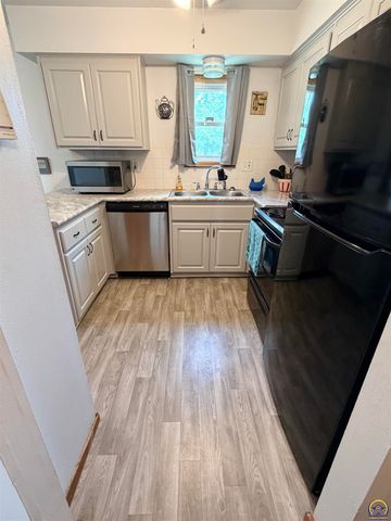 5466 SW 12th Ter Apt 1, Topeka, KS 66604