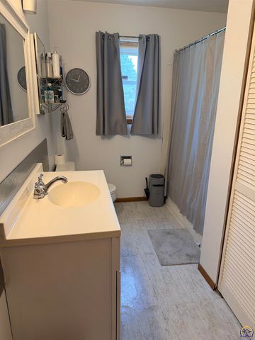 5466 SW 12th Ter Apt 1, Topeka, KS 66604