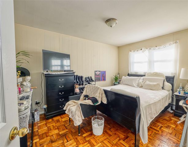 24 Normandy Drive, Holbrook, NY 11741