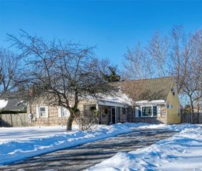 24 Normandy Drive, Holbrook, NY 11741