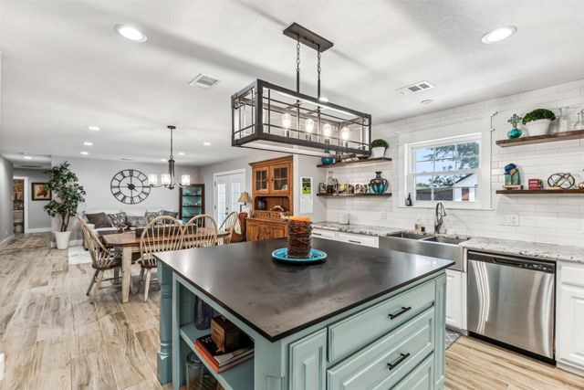 304 W Links Drive, Godley, TX 76044
