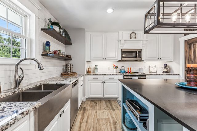 304 W Links Drive, Godley, TX 76044