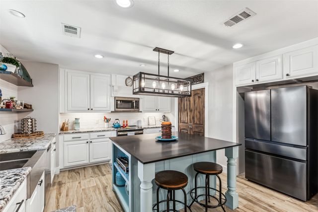 304 W Links Drive, Godley, TX 76044