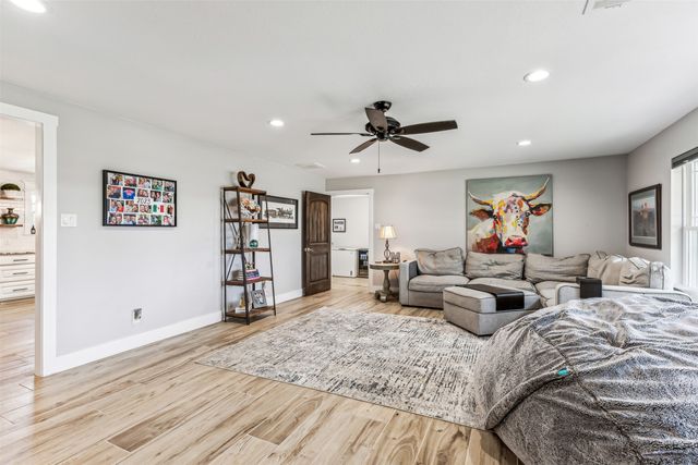 304 W Links Drive, Godley, TX 76044