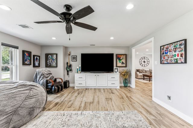 304 W Links Drive, Godley, TX 76044