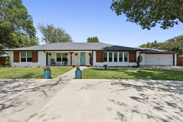 304 W Links Drive, Godley, TX 76044