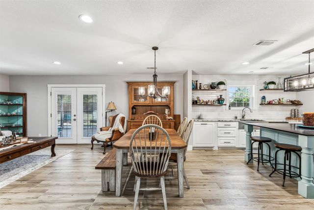 304 W Links Drive, Godley, TX 76044