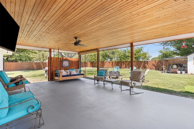 304 W Links Drive, Godley, TX 76044