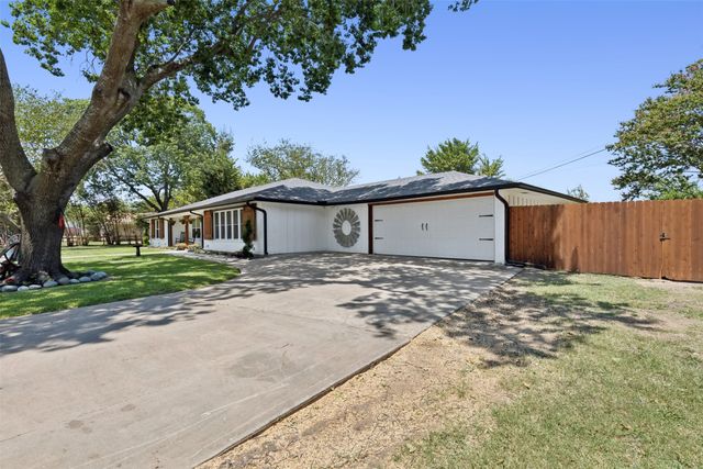 304 W Links Drive, Godley, TX 76044