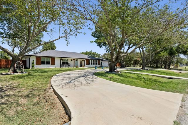 304 W Links Drive, Godley, TX 76044