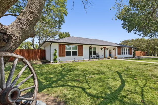 304 W Links Drive, Godley, TX 76044
