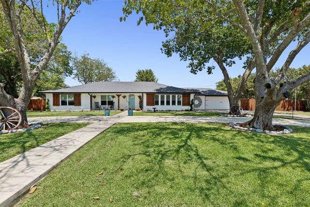 304 W Links Drive, Godley, TX 76044