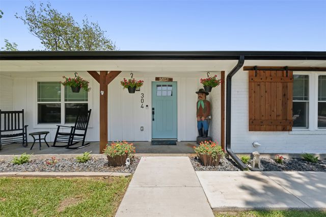 304 W Links Drive, Godley, TX 76044