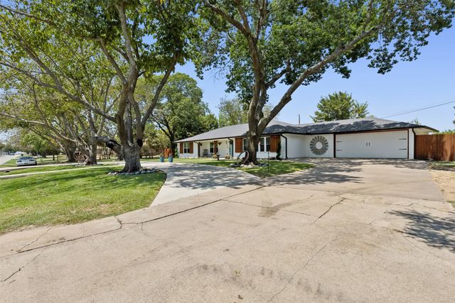 304 W Links Drive, Godley, TX 76044