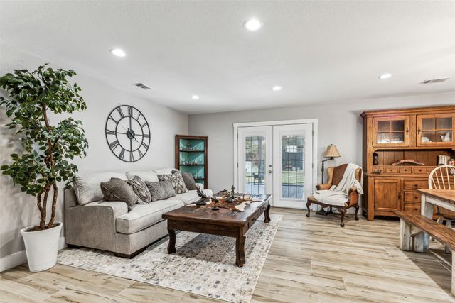 304 W Links Drive, Godley, TX 76044