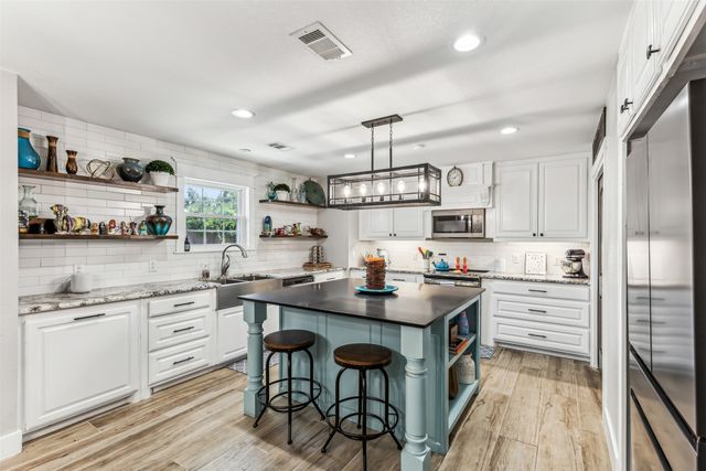 304 W Links Drive, Godley, TX 76044
