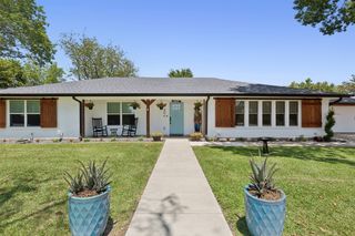 304 W Links Drive, Godley, TX 76044