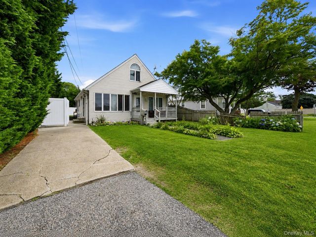 95 E Riviera Drive, Lindenhurst, NY 11757