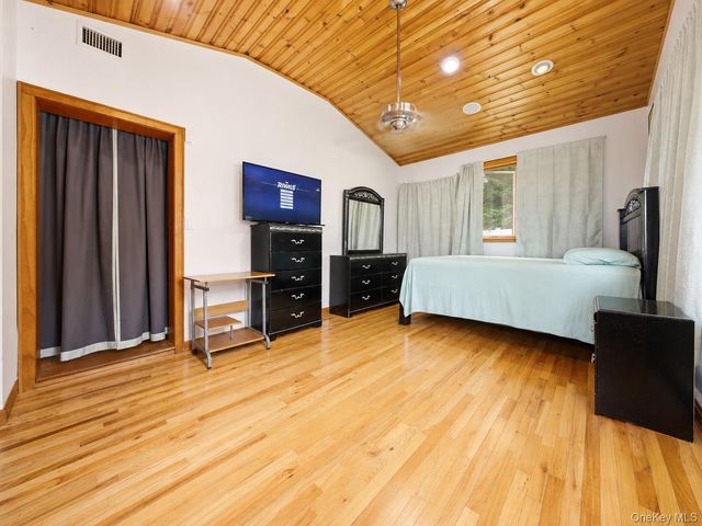 95 E Riviera Drive, Lindenhurst, NY 11757