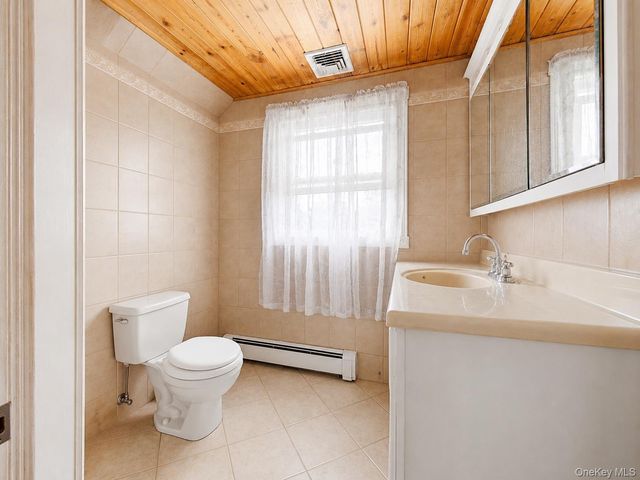 95 E Riviera Drive, Lindenhurst, NY 11757