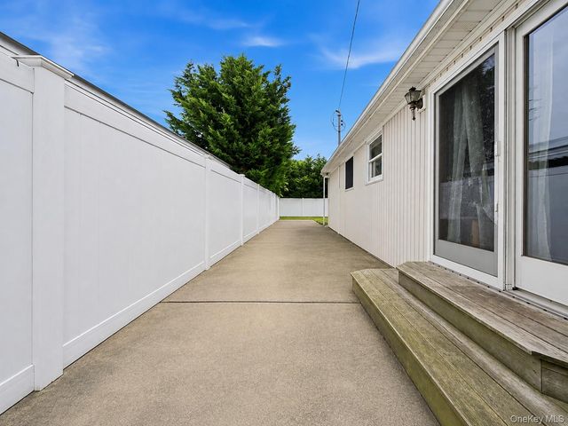 95 E Riviera Drive, Lindenhurst, NY 11757
