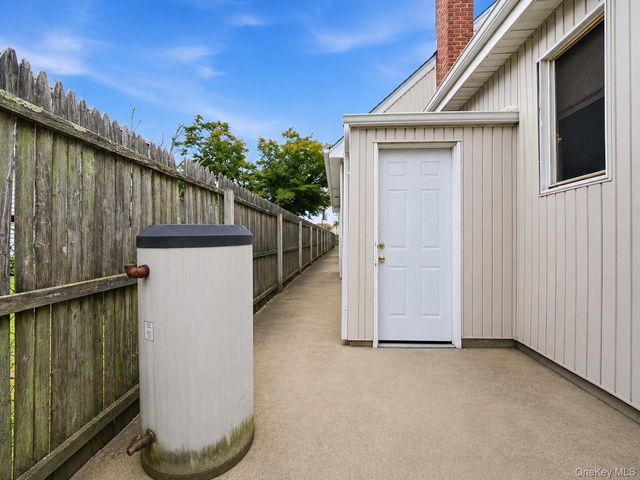 95 E Riviera Drive, Lindenhurst, NY 11757