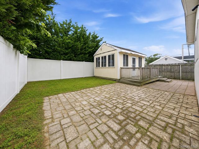 95 E Riviera Drive, Lindenhurst, NY 11757