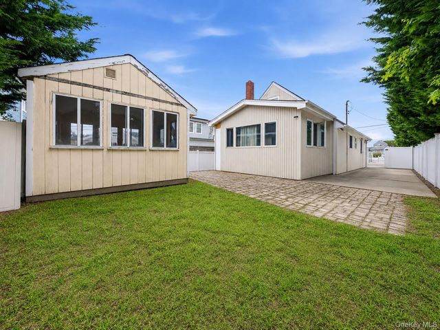 95 E Riviera Drive, Lindenhurst, NY 11757