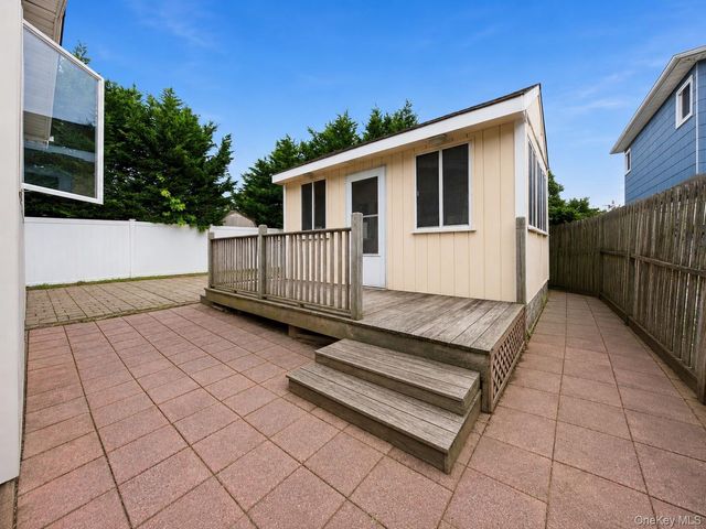 95 E Riviera Drive, Lindenhurst, NY 11757