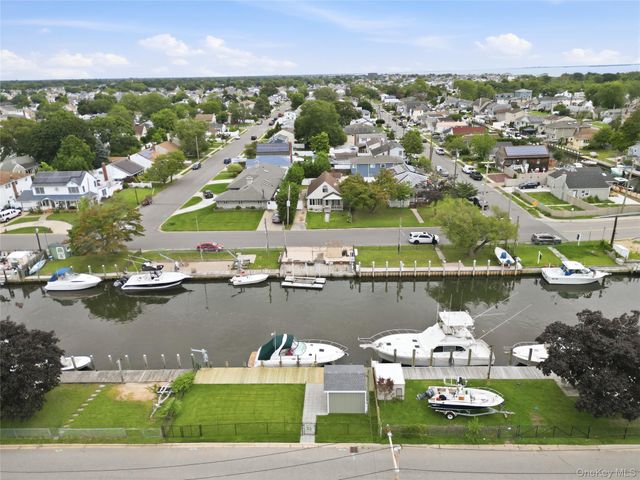 95 E Riviera Drive, Lindenhurst, NY 11757