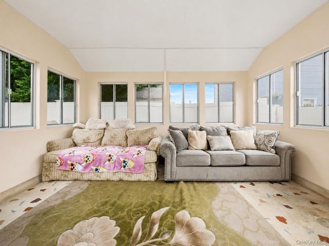 95 E Riviera Drive, Lindenhurst, NY 11757