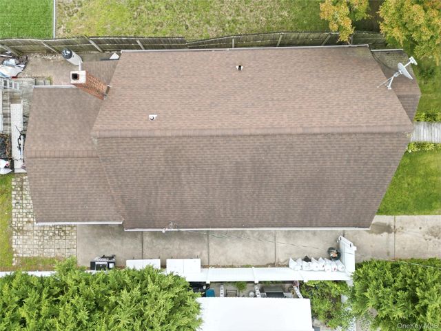 95 E Riviera Drive, Lindenhurst, NY 11757