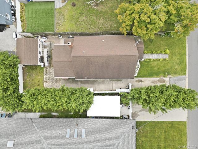 95 E Riviera Drive, Lindenhurst, NY 11757