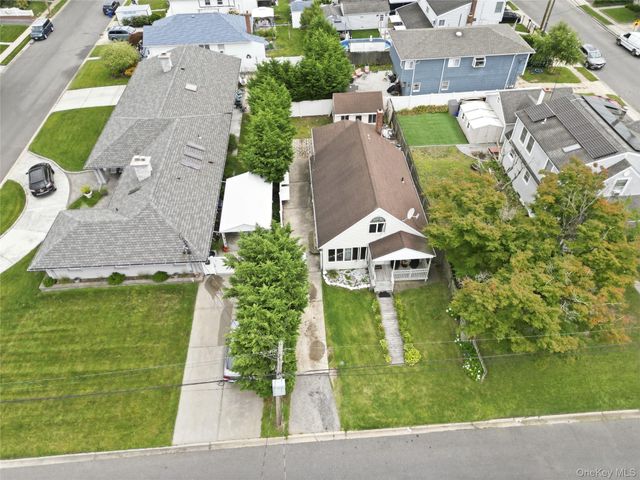 95 E Riviera Drive, Lindenhurst, NY 11757